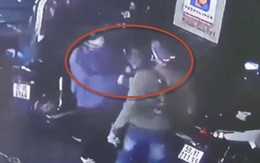 Bị nhắc hút thuốc lá, 2 thanh niên đánh nhân viên cây xăng rồi giật cọc tiền tẩu thoát