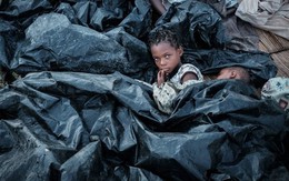 24h qua ảnh: Trẻ em dùng nylon làm chăn ở khu sơ tán Mozambique sau siêu bão