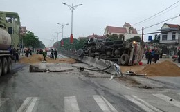 Xe bồn lật làm hàng nghìn lít xăng tràn ra quốc lộ 1A, dân lấy cát đổ lên tránh hỏa hoạn