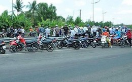 Bị 8 thanh niên vác hung khí truy sát, hai thiếu niên chạy xe máy đâm vào dải phân cách thương vong ở Long An