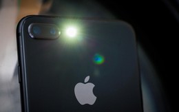 Góc giải ngố: Vì sao smartphone gần hết pin không thể bật flash chụp ảnh, nhưng bật làm đèn pin thì được?