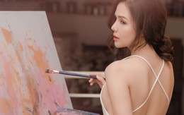 Phanh Lee khoe lưng trần gợi cảm, hoá thân nàng họa sĩ xinh đẹp
