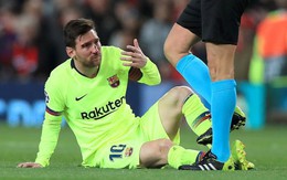 Mặt Messi bê bết máu sau khi "dính đòn" từ Smalling