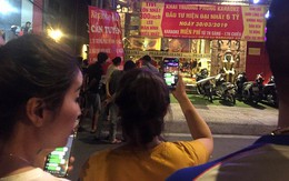 Người dân háo hức livestream cảnh công an xuyên đêm khám xét quán karaoke của Phúc XO