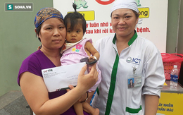 Trao tặng tiền ủng hộ chị Trần Thị Nhuần và bé Minh Châu
