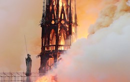 Loạt ảnh kinh hoàng về vụ hỏa hoạn lịch sử tại nhà thờ Đức Bà: Lửa như thổi bùng lên từ "địa ngục"