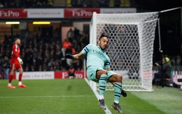 Thủ môn Watford "tặng" bàn thắng hy hữu, Arsenal vào Top 4