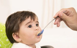 Bé 5 tháng tuổi suýt tử vong sau khi uống sữa: Bác sĩ chỉ nguyên nhân để bố mẹ cảnh giác