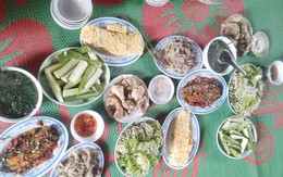 Mẹ chồng đưa 500 nghìn bảo làm 2 mâm cỗ, nàng dâu hoảng hốt "cầu cứu" chị em, được bày hẳn mâm 10 món 300 nghìn