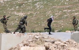 Cảnh tượng kinh hoàng: 4 lính Israel vây bắt, nã đạn vào thiếu niên Palestine bị bịt mắt, còng tay