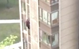 Cụ bà 84 tuổi leo xuống từ cửa sổ tầng 14 như người nhện
