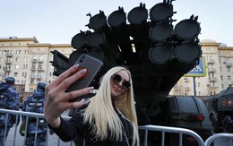 24h qua ảnh: Cô gái chụp ảnh cùng với vũ khí khủng của Nga