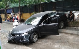 Hà Nội: Tài xế lùi xe Camry tông chết người đi xe máy