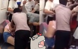 Cô gái bị người phụ nữ trung niên xé áo trên tàu điện ngầm, lý do phía sau khiến ai cũng lắc đầu ngao ngán