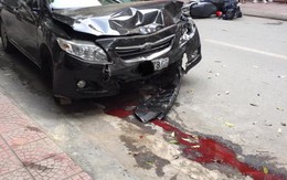 Sự thật dòng nước đỏ dưới bánh xe ô tô gây nạn trên phố Hà Nội sáng nay