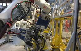 [Clip] Xem robot của VinFast hàn xe ở Hải Phòng