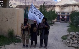Bị Taliban tấn công, Quân đội Afghanistan hoảng hốt bỏ chạy: Chờ trực thăng Mỹ "bốc"?