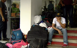 Quá hạn trả nợ, 65 lính Venezuela đào ngũ bị khách sạn Colombia "phũ phàng" đuổi ra ngoài