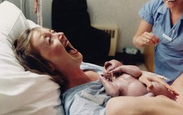 Bức ảnh bà mẹ cười ngoác miệng ôm con mới sinh gây ấn tượng mạnh, thế nhưng cư dân mạng lại chỉ chú ý đến chi tiết này của người y tá