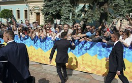 Từ chối ngồi xe hộ tống, tân Tổng thống Ukraine Zelensky "chơi trội" trong ngày nhậm chức?