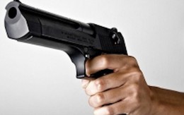 Nam thanh niên dùng súng tự chế bắn thủng cửa nhà dân để cảnh cáo