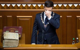 Ông Zelensky liên tục bị "tạt nước lạnh": Tân TT còn chưa "ngồi ấm chỗ", dân Ukraine đã đòi đuổi