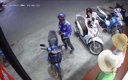 Nam công nhân quần áo lấm lem đứng trước cửa hàng thời trang và hành động khiến người chủ ấn tượng