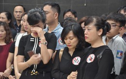 Hàng nghìn người oà khóc trong đám tang đông chưa từng có tiễn đưa cô giáo bị xe Mercedes đâm tử vong ở hầm Kim Liên