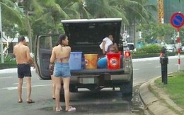 Cả gia đình dừng đỗ xe dù có biển cấm để... tắm giữa đường ở Đà Nẵng