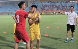 Xúc động hình ảnh Quế Ngọc Hải ôm chầm lấy các đồng đội cũ trước trận Viettel vs SLNA