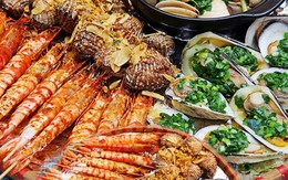 Nhóm 9 người đi Hạ Long ăn cả mâm hải sản hết 2,5 triệu vẫn kêu đắt, cô gái bị dân mạng "cho sáng nhất Facebook hôm nay"