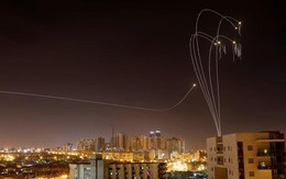 24h qua ảnh: Hệ thống phòng không Israel chặn tên lửa trên bầu trời đêm