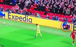Cậu bé nhặt bóng bất ngờ được fan Liverpool tôn vinh sau màn vùi dập Barca