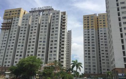 Sau khi tiễn cha đi làm, bé trai rơi từ chung cư cao cấp xuống đất tử vong