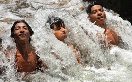 24h qua ảnh: Các cậu bé tắm mát dưới dòng kênh trong ngày hè nắng nóng