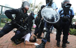 Hồng Kông: Hoãn tranh luận dự luật dẫn độ, cảnh sát chống bạo động xịt hơi cay đẩy lùi người biểu tình