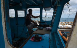 Đuôi tàu vỡ nát, đồ đạc bị nước biển cuốn sạch: Thuyền trưởng tàu Philippines vẫn "bất chấp tàu TQ"