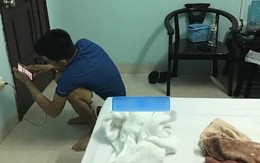 Quen 3 ngày đã dẫn nhau vào nhà nghỉ, cô gái mòn mỏi nằm đợi còn chàng trai dứt khoát ngồi dưới đất làm việc này