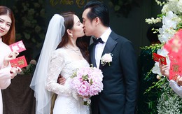 Đám cưới Dương Khắc Linh - Sara Lưu: Cô dâu chú rể hôn nhau say đắm, vui vẻ đùa giỡn kiểu Hàn Quốc như chốn không người