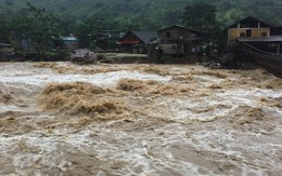 Lũ lớn "vặn" nghiêng cầu treo qua suối ở Sa Pa, gây sạt lở đường nghiêm trọng ở Lai Châu
