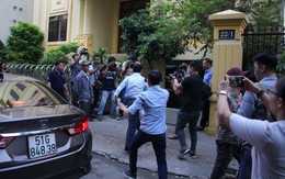 Ông Nguyễn Hữu Linh vội vàng chạy vào phòng vệ sinh trốn phóng viên trước giờ xét xử