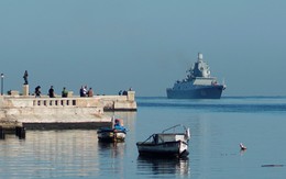 Tàu chiến Nga chất đầy tên lửa cập cảng Cuba, máy bay quân sự đáp xuống Venezuela