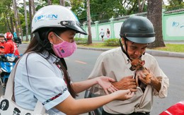 Ông bố khiến con gái cười không ngừng vì giấu 2 'vị khách' đặc biệt trong áo, chờ sẵn ngoài trường thi