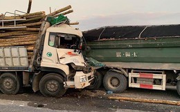 Đâm vào đuôi xe tải nổ lốp trên cầu Thanh Trì, 2 người trên xe chở gỗ tử vong