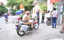 Ảnh: Cảnh sát Hà Giang dùng xe chuyên dụng hú còi 'hộ tống' thí sinh ngủ muộn đến điểm thi