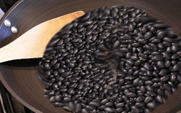 Trào lưu uống nước đậu đen giải nhiệt: Vì sao chuyên gia khuyên nên rang đậu trước khi nấu?