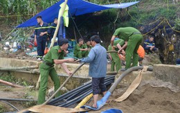 Vụ người đàn ông kẹt dưới hang nước: Công tác cứu hộ lại quay về xuất phát ban đầu do mưa lớn