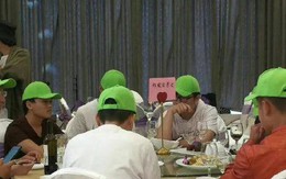 Cô gái mời tập thể người yêu cũ đi dự đám cưới, phát hẳn mũ xanh khi ngồi vào bàn