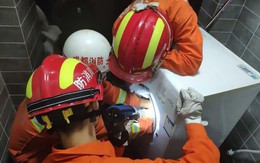 Giải cứu bé gái 2 tuổi bị mắc kẹt trong máy giặt hàng giờ