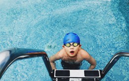 Hóa chất trong bể bơi có thể khiến bé bị đau mắt, xót da: Chuyên gia đưa ra giải pháp không bố mẹ nào được làm ngơ